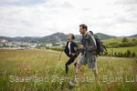 Ein wanderndes Pärchen auf einer Wiese nahe dem Sauerland Stern Hotel Willingen