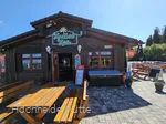 Außenansicht der Hochheide Hütte im Sonnenschein