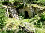 Spannende Entdeckungen auf dem Weg - Der Gewölbekeller, im Fels des Berghanges, ist ein Relikt der Wüstung Fuchshausens.