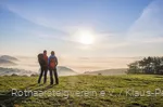 Zwei Rothaarsteig-Wandernde gucken bei Düdinghausen in den Sonnenaufgang