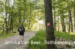 Frau auf dem Rothaarsteig im Wald