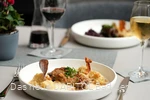 Tellergericht auf gedecktem Tisch im Restaurant