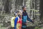 Wanderer mit Tatonka-Ausrüstung im Wald