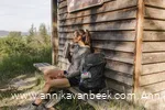 Wanderin macht Pause an der Schutzhütte am Aussichtspunkt "Westerwaldblick"