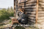 Wanderin macht Pause an der Schutzhütte am Aussichtspunkt "Westerwaldblick"