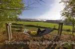 Frau liegt bei Sonnenschein in einer Rothaarsteig-Hängematte
