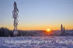 Sonnenuntergang über verschneiter Landschaft am Rothaarsteig