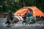 Zwei Wanderer auf einem Trekkingplatz