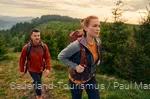 Wanderndes Pärchen erklimmt den Clemensberg