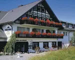 Heidehotel Hildfeld Außenansicht Balkone mit Blumenkästen