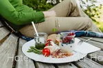 Tischlein-Deck-Dich-Pause auf eine, Rothaarsteig-Waldsofa mit Vorspeisenteller