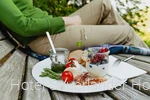 Tischlein-Deck-Dich-Pause auf eine, Rothaarsteig-Waldsofa mit Vorspeisenteller
