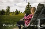 Frau auf einem Rothaarsteig-Waldsofa