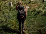 Frau wandert auf dem Rothaarsteig