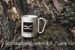 Rothaarsteig Tasse aus Edelstahl steht auf einem Baumstumpf