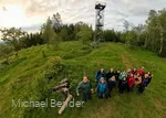 Eine Gruppe Wandernde beim Rothaarsteig InstaHike vor dem Gillerbergturm