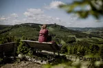 Wanderin sitz auf einer Bank und schaut in der Ferne auf die Bruchhauser Steine