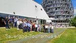 Eine Gruppe bestehend aus Partnern des Rothaarsteigs vor dem Hotel Oversum in Winterberg