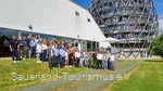 Eine Gruppe bestehend aus Partnern des Rothaarsteigs vor dem Hotel Oversum in Winterberg