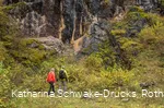 Zwei Wanderer vor einer Felswand
